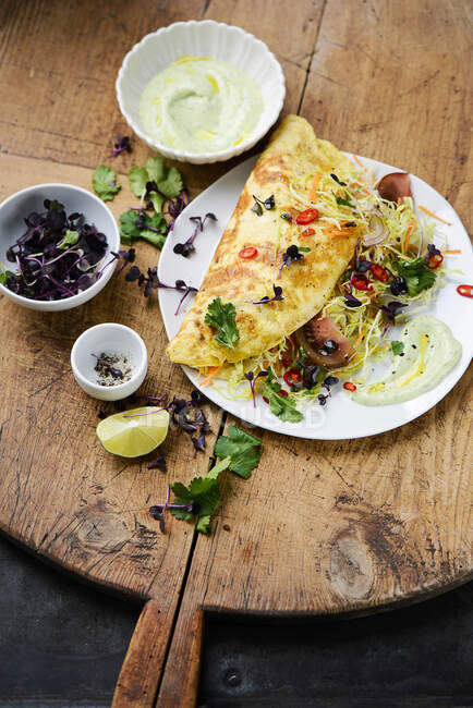 Stuffed Mexican omelet with avocado dip in bowl — Stock Photo