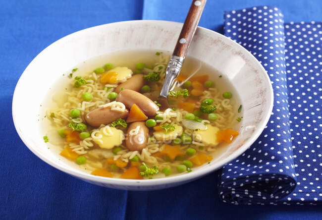 Алфавитный суп с мини-сосисками — стоковое фото