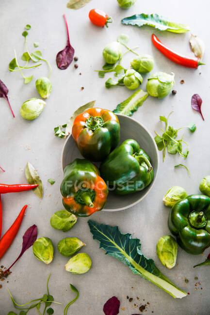 Verduras frescas plano marco superior - foto de stock
