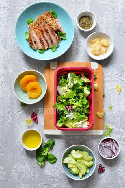 Gesunde Lunchbox mit Huhn, Gurke, Ingwer und Salat — Stockfoto