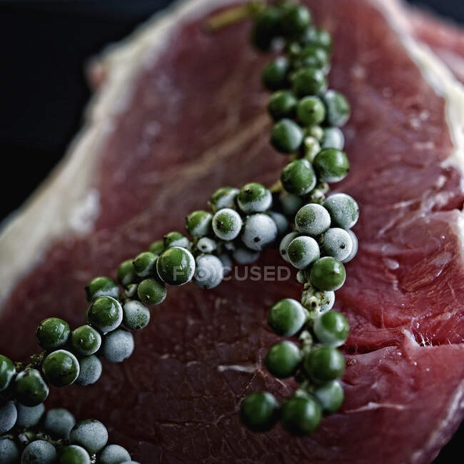 Close-up shot of Beef with green peppercorns (Australia) — Fotografia de Stock