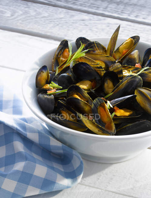 Close-up shot of Mussels in white wine — Stock Photo