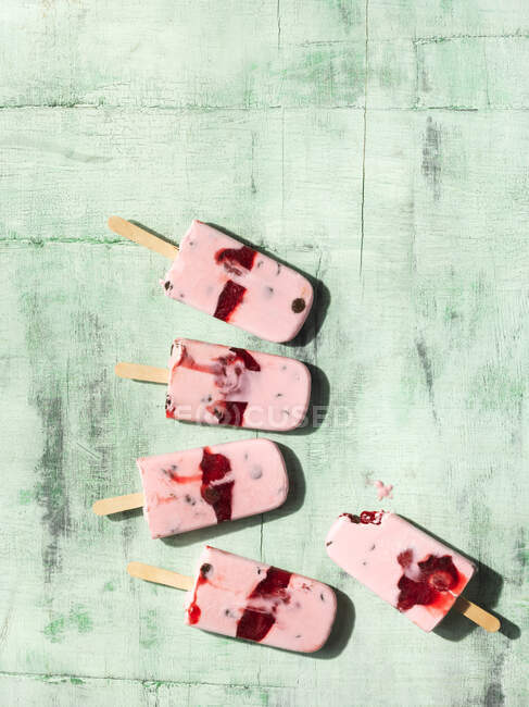 Chocolate, cherry and coconut popsicles — Stock Photo