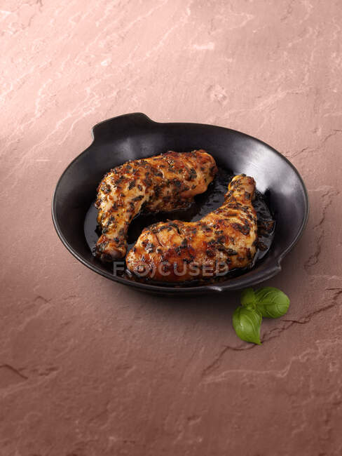 Hühnerkeulen in einer Soße aus Kräutern — Stockfoto