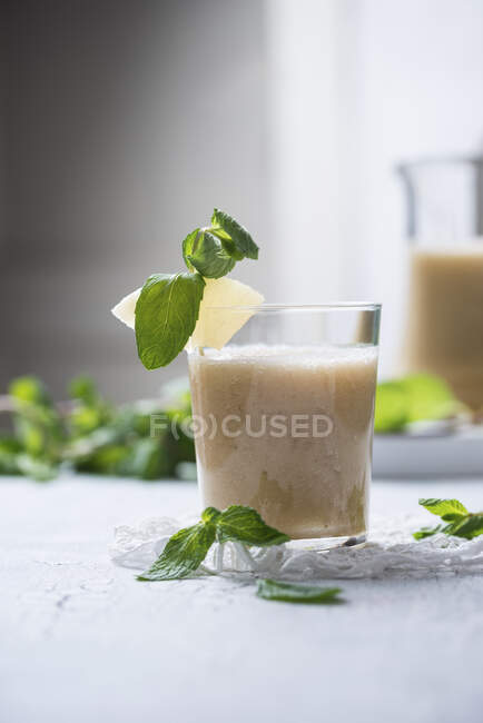 Pineapple and mint smoothies (vegan) — Stock Photo