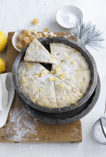 Lemon and ginger shortbread in a tin — Stock Photo
