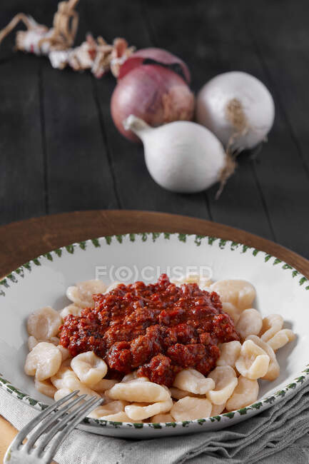 Teller Orecchiette-Pasta mit Bolognese-Sauce — Stockfoto