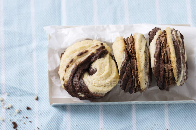 Black and white spritz cookies, filled with espresso cream — Stock Photo