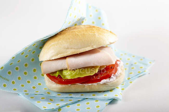 A sandwich with cream cheese, tomatoes, lettuce and turkey ham — Stock Photo