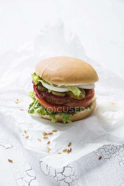 Un hamburger vert, gros plan de plat végétalien — Photo de stock