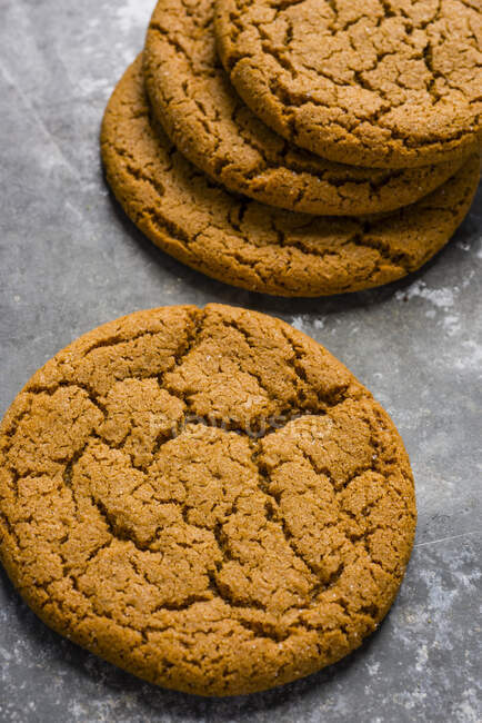Big cracked cookies, close up shot - foto de stock