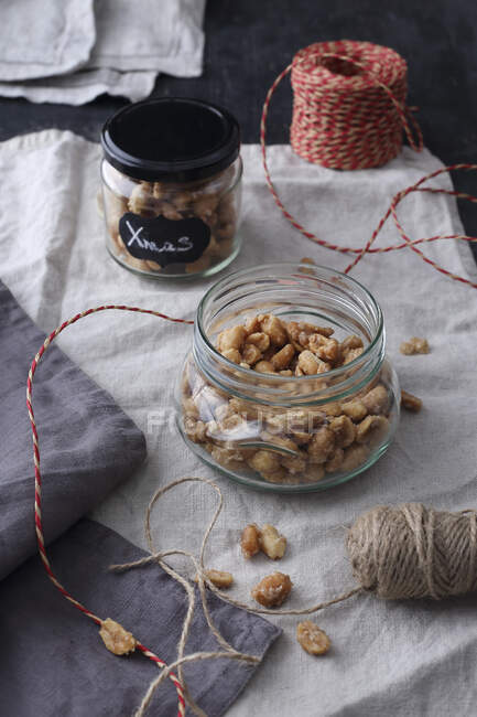 Cacahuetes con especias de jengibre en un frasco - foto de stock