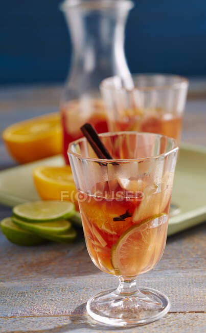 Glass of hot cider and cranberries punch with cinnamon and cloves — Stock Photo