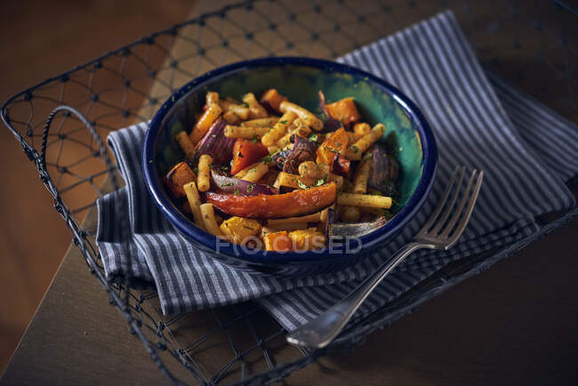 Macaroni with grilled vegetables — Stock Photo