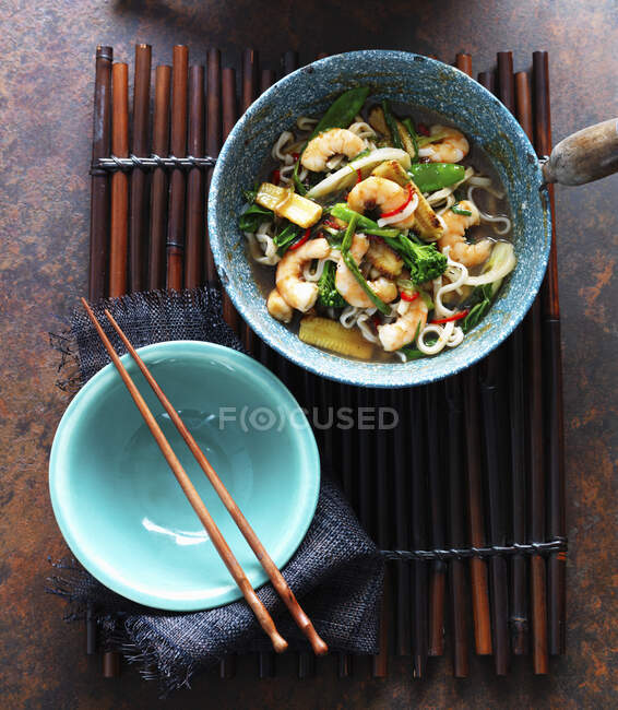Zuppa di tagliatelle con ostriche, zenzero, cipollotti, broccoli, mais e peperoncino — Foto stock