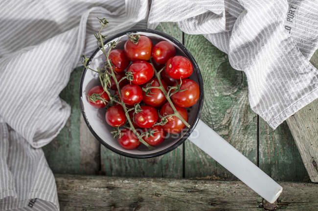 Tomates maduros em uma tigela de madeira. alimentos saudáveis — Fotografia de Stock