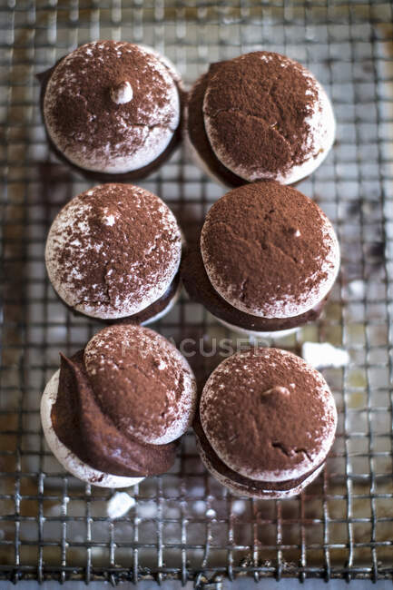 Macaron con crema di cioccolato e cacao in polvere — Foto stock