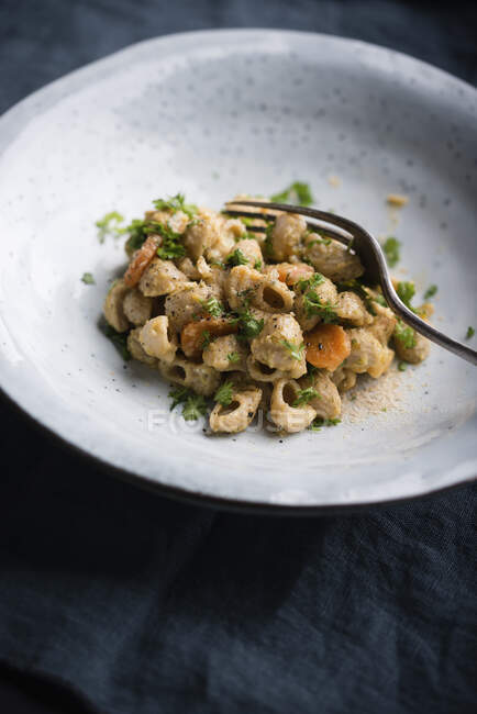 Wholegrain pasta with carrots and cashew cream — Stock Photo