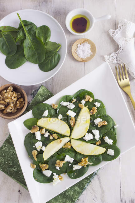 Spinach salad with goat's cheese and walnuts — Stock Photo