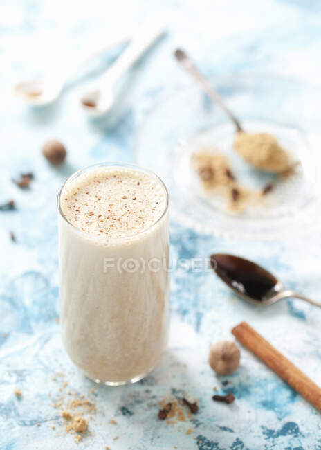 Un milk-shake hivernal au pain d'épice — Photo de stock