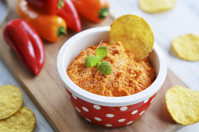 Pepper cream for dipping, served with nacho crisps — Stock Photo