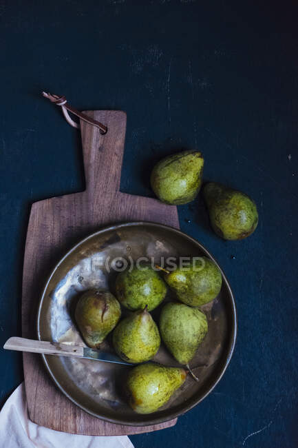An arrangement of green pears (seen from above) — Stock Photo