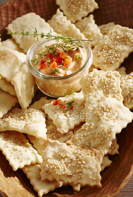 A pepper dip and crackers — Stock Photo