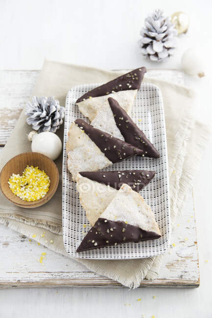 Lemon and ginger shortbreads with dark chocolate — Stock Photo