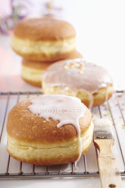 Застекленные карнавальные пончики с красочным декором конфетти — стоковое фото