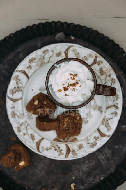 Chocolate caliente con crema batida y galletas - foto de stock