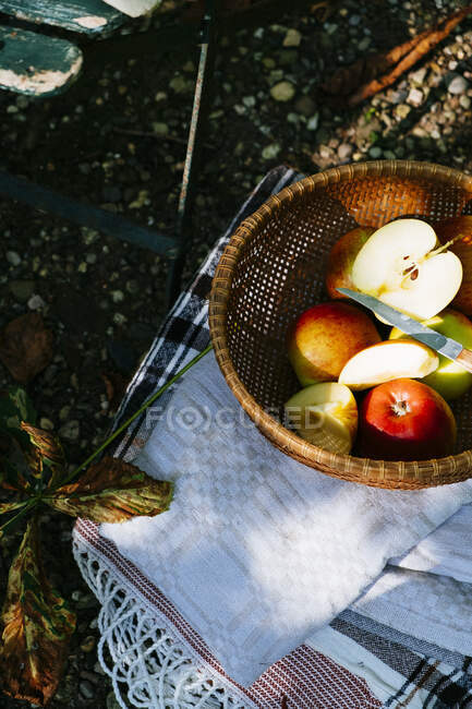 Manzanas al sol en una canasta - foto de stock