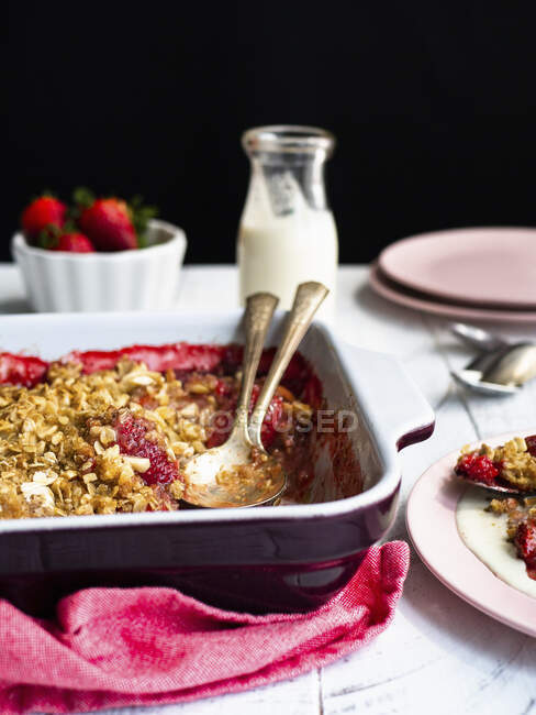 Crumble pie with strawberries and fresh berries on background — Stock Photo