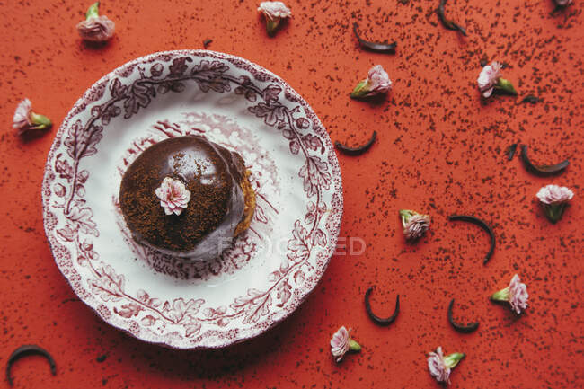Uma torta de chocolate com cerejas — Fotografia de Stock