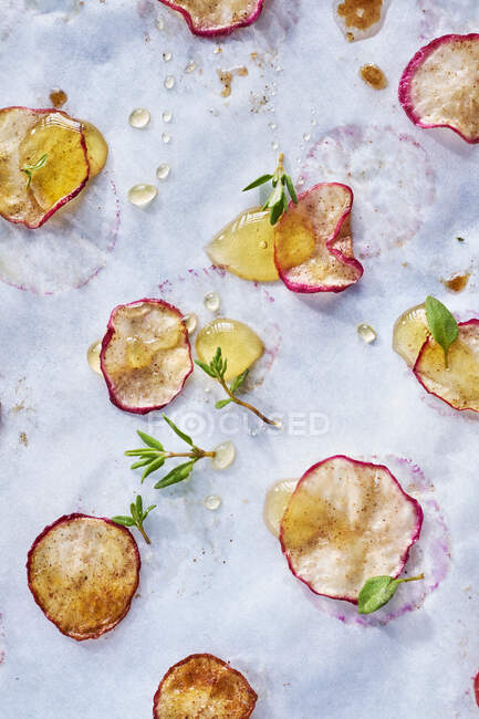 Roasted slices of radishes with honey — Stock Photo