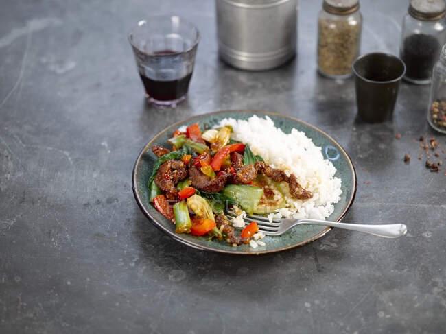 Хрустящая говядина с овощами и рисом (Азия) — стоковое фото