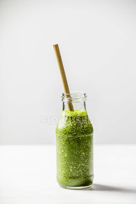 Healthy green smoothie on a table — Stock Photo