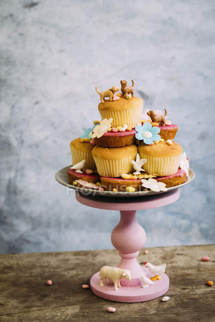 Cupcakes mit essbaren Blumen und tierischen Dekorationen — Stockfoto