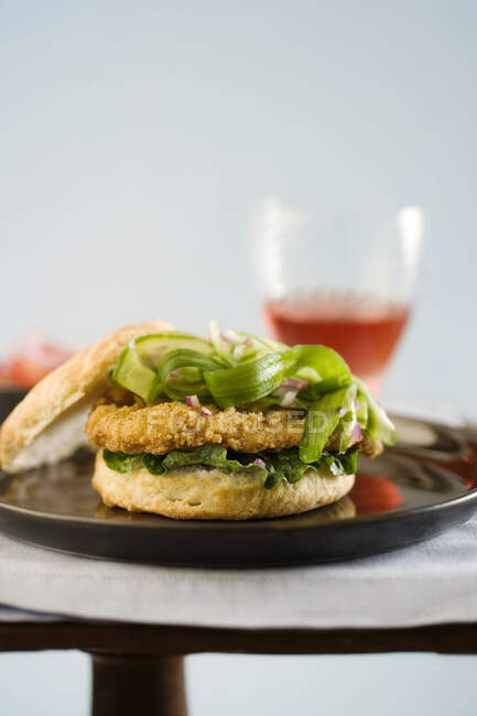 Sandwich de Galleta de Pollo con Lechuga de Pepino y Cebolla - foto de stock