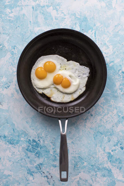 Gebratene Eier mit doppeltem Eigelb in Pfanne — Stockfoto