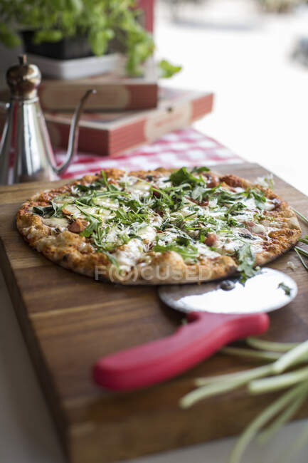 Close-up de deliciosa pizza feita com alho selvagem — Fotografia de Stock