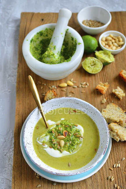 Creme de sopa de brócolis, com pesto — Fotografia de Stock