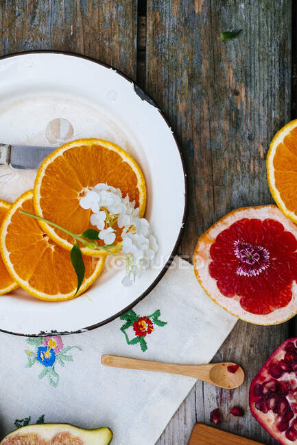Тарілка з апельсинами, виноградними фруктами — стокове фото
