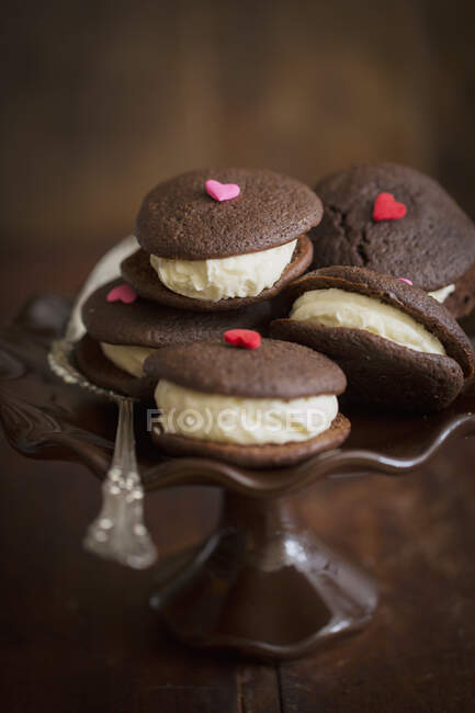 Pasteles Whoopie con corazones de azúcar para el Día de San Valentín - foto de stock