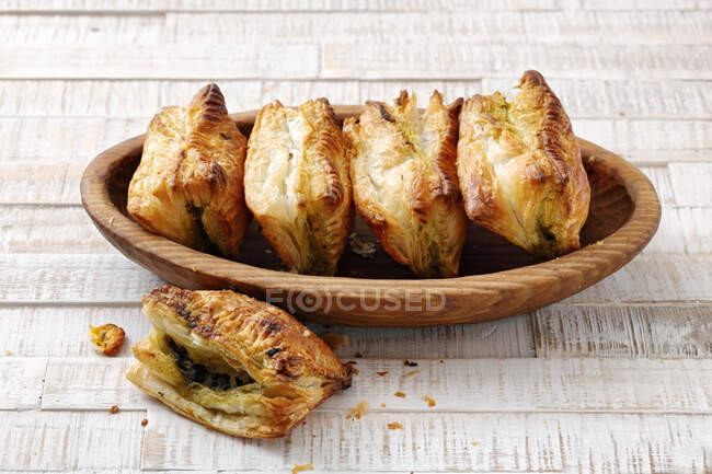 Pâtisseries d'épinards farcies dans un bol en bois — Photo de stock