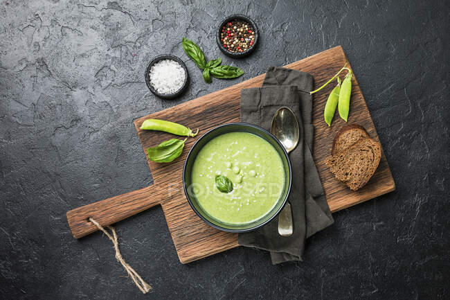 Brokkoli-Cremesuppe mit Erbsen — Stockfoto
