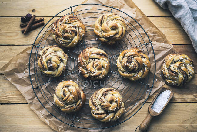 Petits pains norvégiens à la cannelle sur un porte-fil — Photo de stock