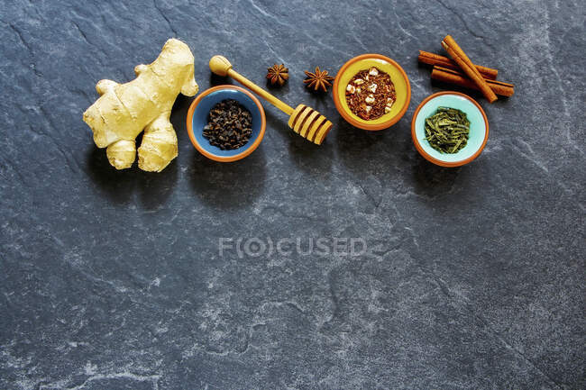 Delicious tea composition on dark concrete background — Stock Photo