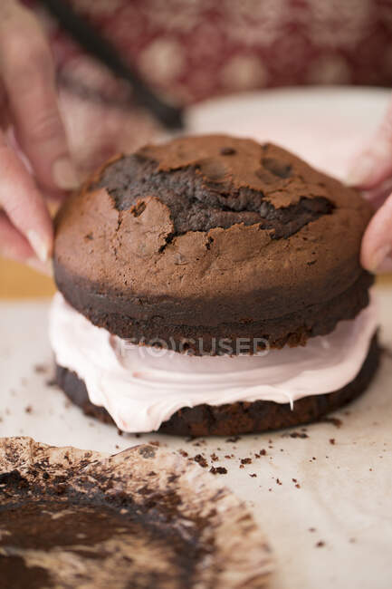 Оздоблення та обробка шоколадного торта — стокове фото