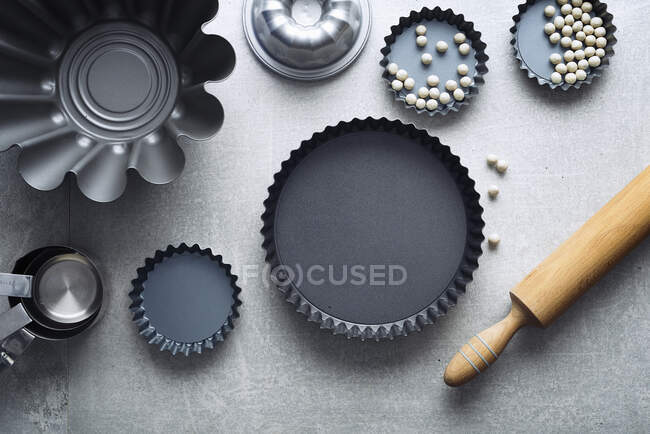 Baking tins on a table seen from above — Stock Photo