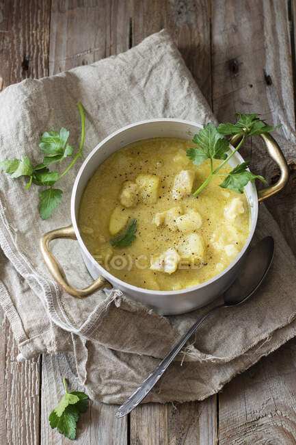 Sopa de patata con eglefino - foto de stock